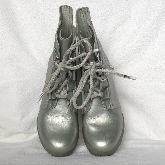 Sorel X Disney Frozen Joan of Arctic Silver Leather Wedge Boots. Girl’s Size 3 - Picture 2 of 11